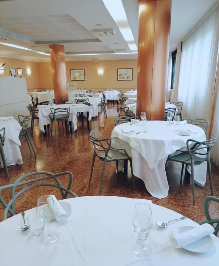 Ristorante Hotel Lucia - 100 Mt Dal Mare Giulianova Kültér fotó