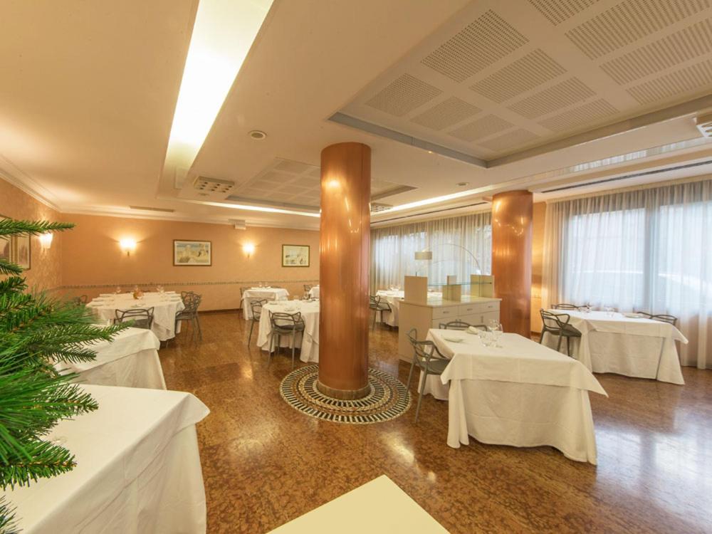 Ristorante Hotel Lucia - 100 Mt Dal Mare Giulianova Kültér fotó