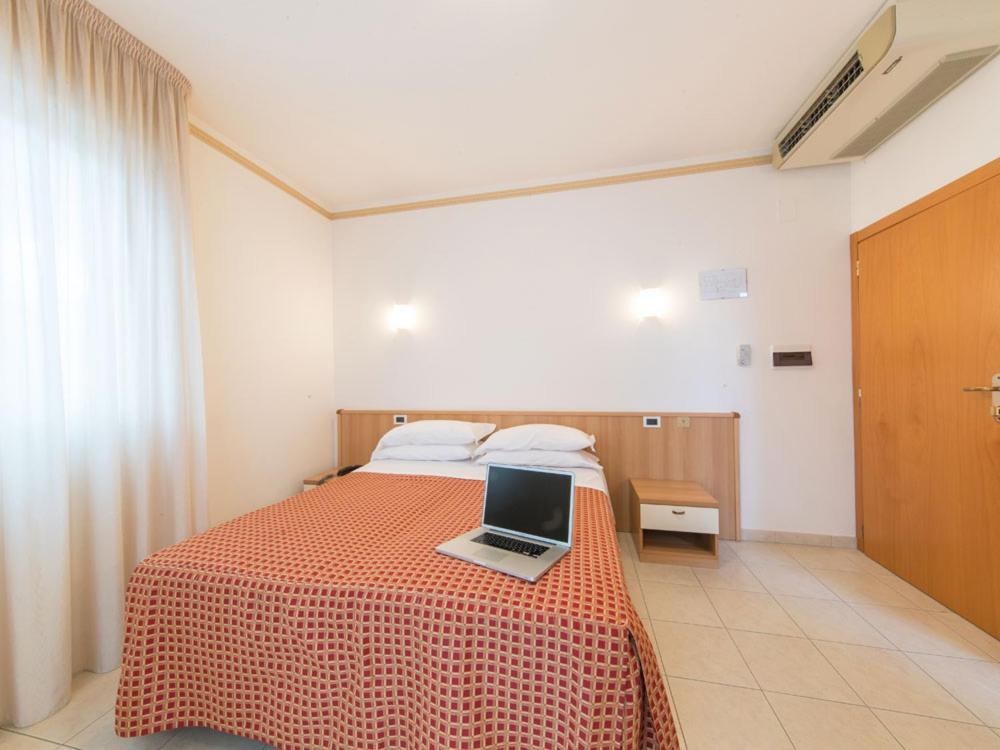 Ristorante Hotel Lucia - 100 Mt Dal Mare Giulianova Kültér fotó