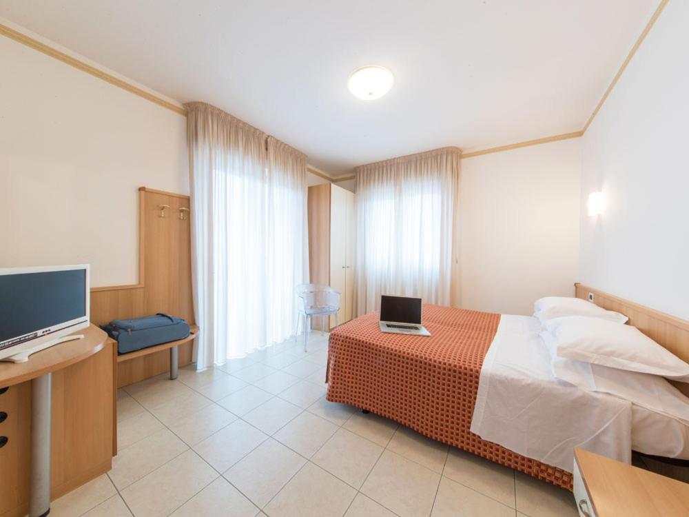 Ristorante Hotel Lucia - 100 Mt Dal Mare Giulianova Kültér fotó