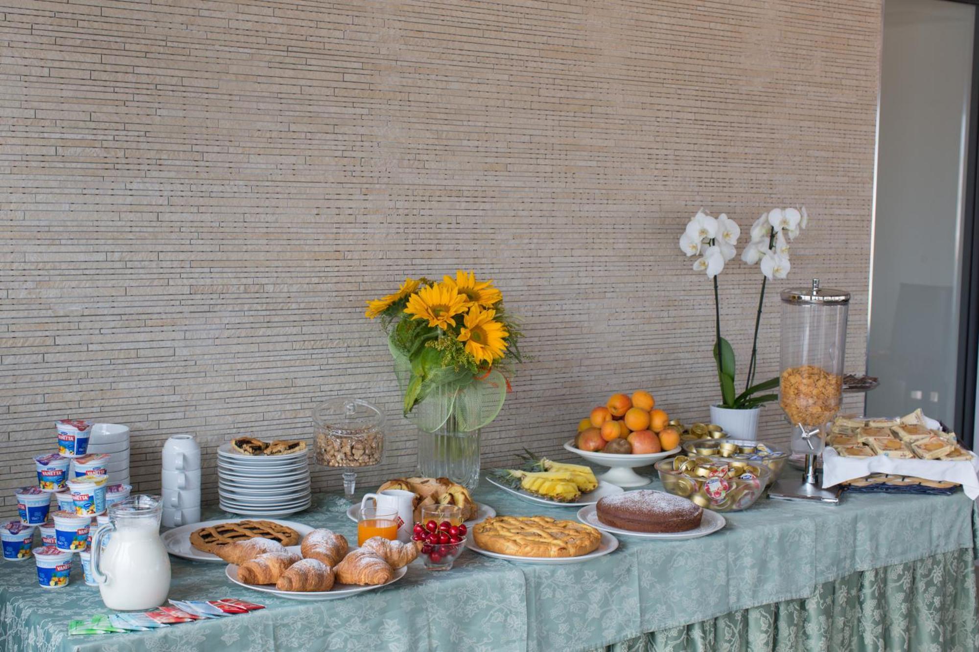 Ristorante Hotel Lucia - 100 Mt Dal Mare Giulianova Kültér fotó